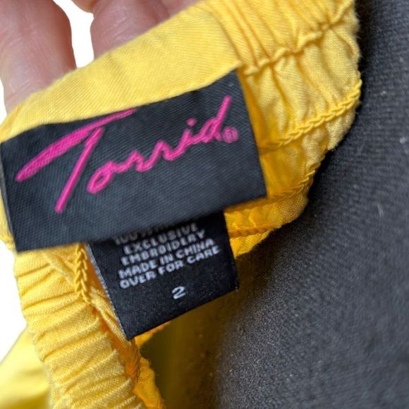 Torrid Women's Yellow Spaghetti Strap Embroidered Floral Tunic Top Size 2 - Picture 9 of 12